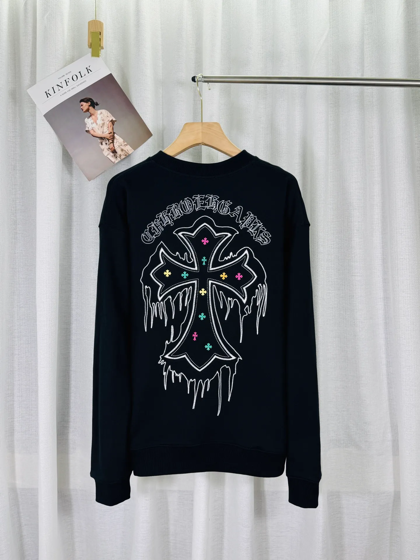 P260 top version, real shot without P, ​​different from market currency) 𝗖𝗵𝗿𝗼𝗺𝗲 𝗛𝗲𝗮𝗿𝘁𝘀/Cro Heart 2025 washed patch embroidery autumn and winter new original single counter American laser burnt 3D three-dimensional color embroidered couple casual sweatshirt 👑The highest version! Customized fabric 430g tripe terry fabric! American acid-washed and distressed original fabric laser burnt ✟appliqué embroidery and exquisite embroidery of letters! The best-selling model in the counter, very comfortable to wear. Accessories: original molded and authenticated collar label➕100% silk wash label. Genuine purchase-grade original hangtag➕matching hanging rope➕3D hanging beads➕original packaging bag. Craftsmanship: The original version has consistent wiring! The highest version of the armhole matching technique! Color: White Black Size: S M L XL Style Number: 25-355
